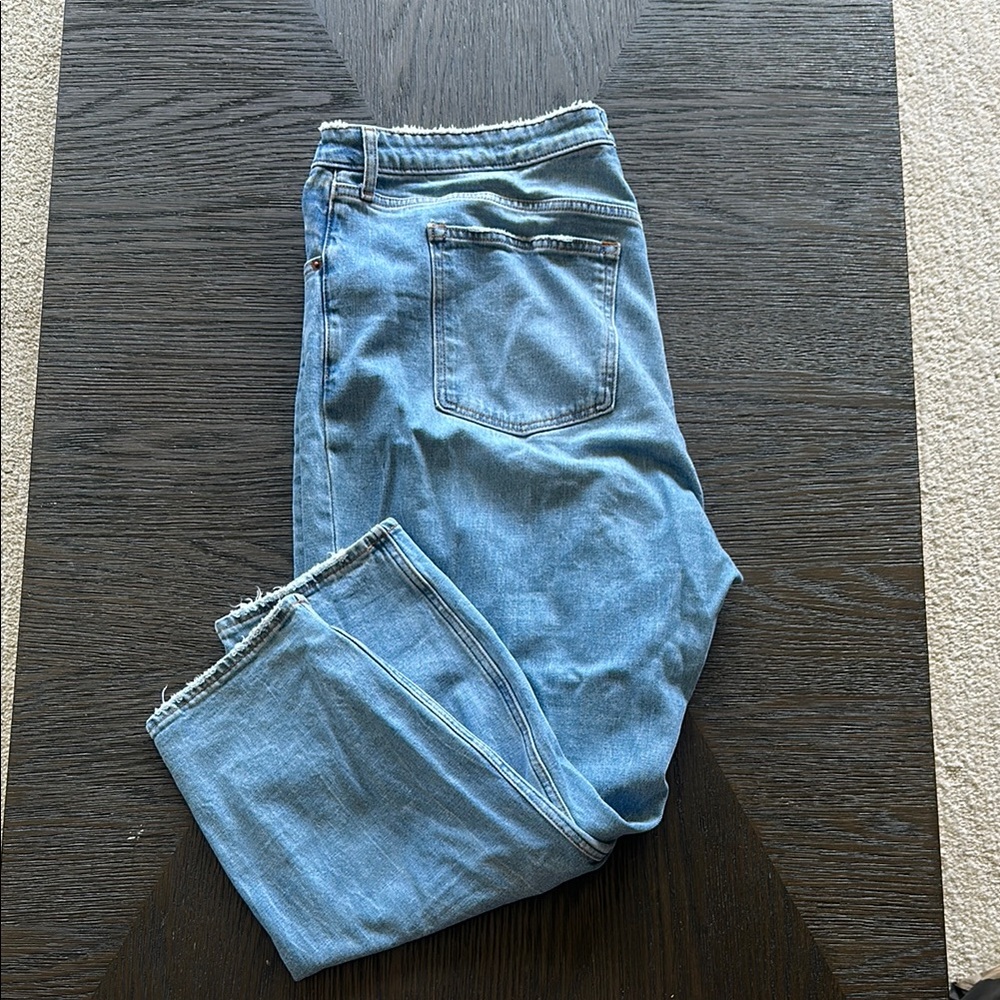Abercrombie & Fitch Curve Love High Rise Mom Jeans. 35R.